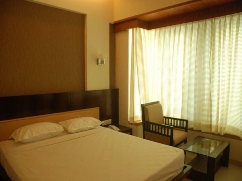 Hotel Lerida Thane Extérieur photo
